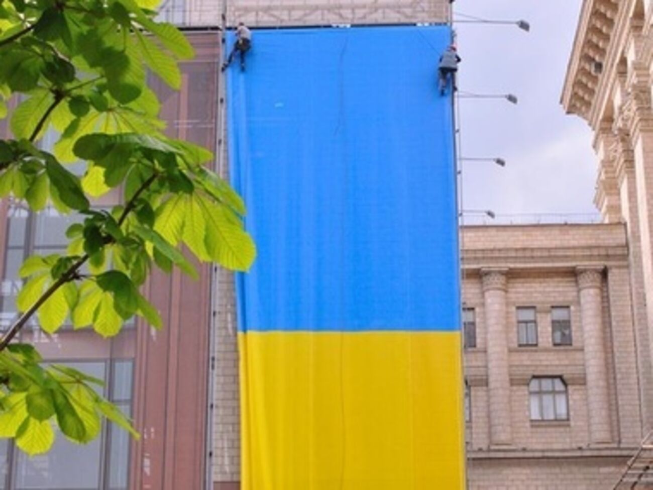 Монтаж флага начнется утром 6 мая и будет проходить в течение всего дня