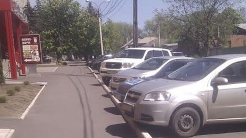 Европейские наблюдатели в Мариуполе ездили на "Тойоте" с эмблемой OSCE на борту