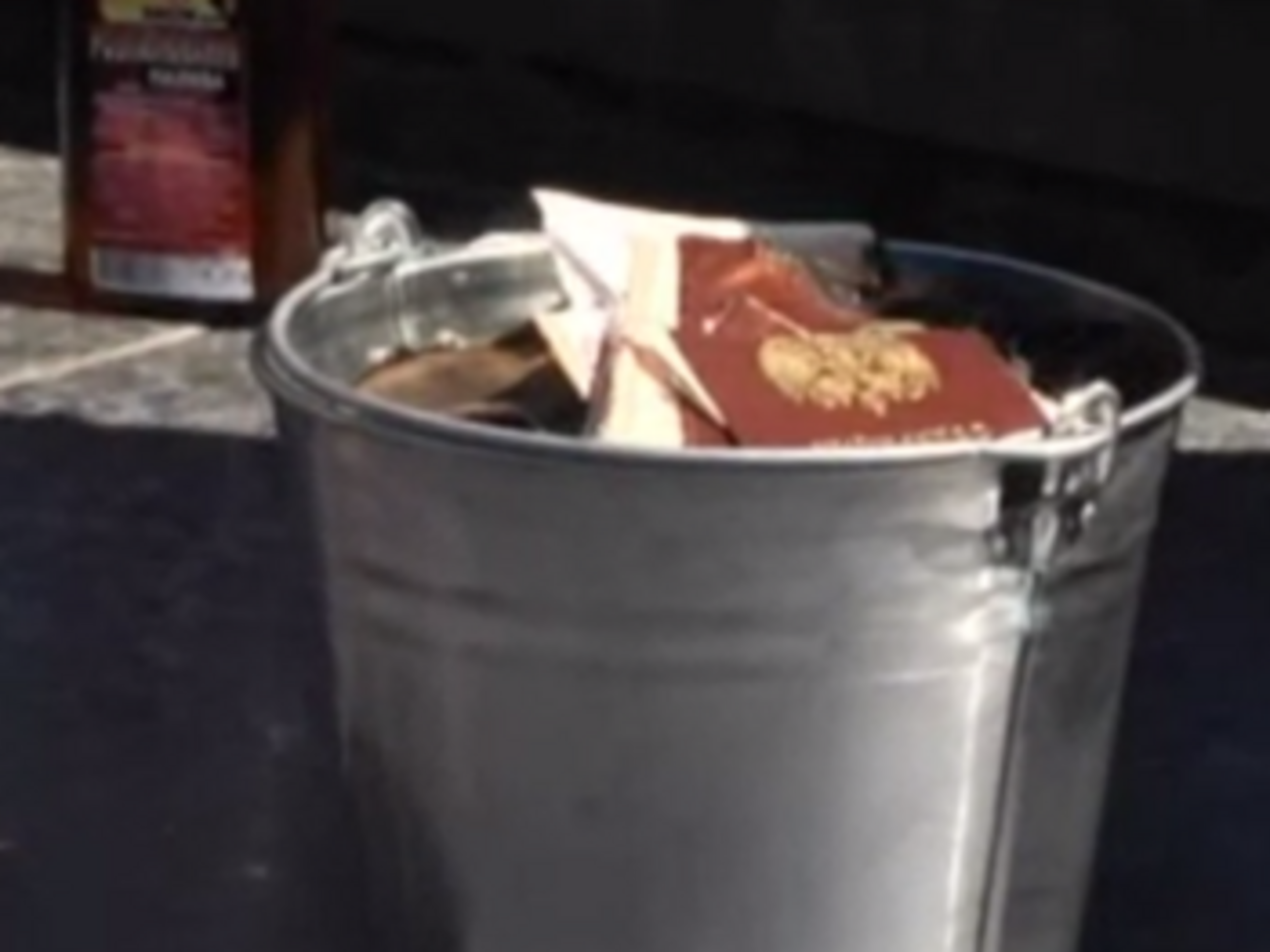 Россияне сожгли паспорта РФ