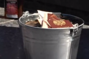 Россияне сожгли паспорта РФ