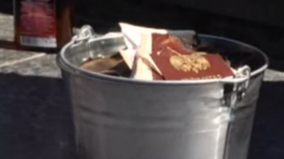 Россияне сожгли паспорта РФ