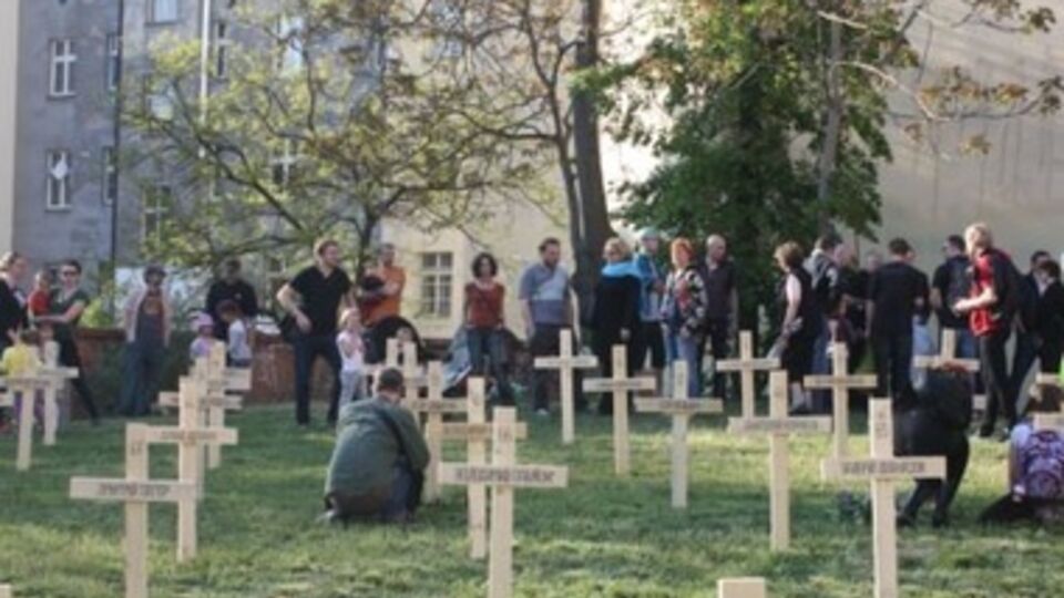 В Братиславе установили кресты в память о героях Небесной сотни