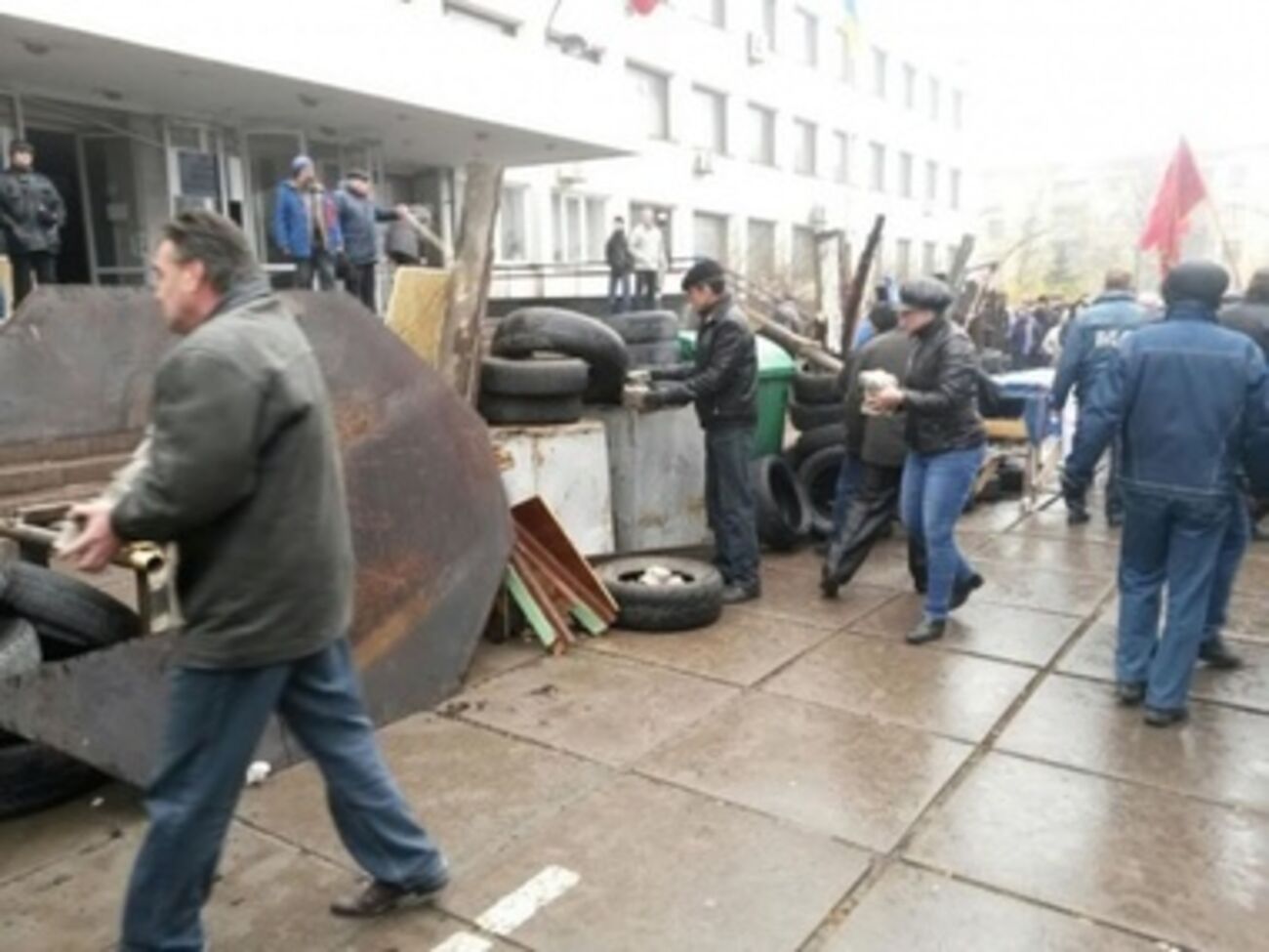 Баррикады возле здания горсовета в Мариуполе разбирают