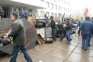 Баррикады возле здания горсовета в Мариуполе разбирают