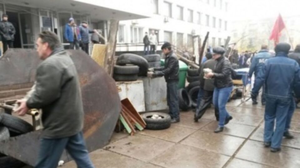 Баррикады возле здания горсовета в Мариуполе разбирают