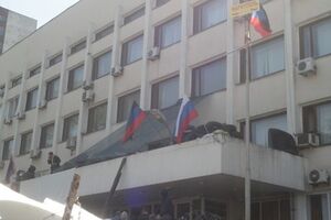 Украинский флаг перед Мариупольским горсоветом провисел меньше трех часов