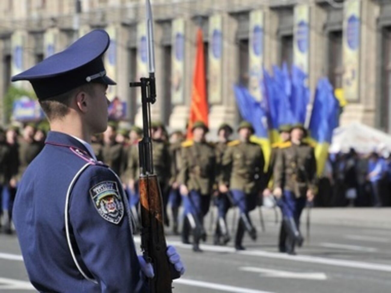 В 2013-м на Крещатике состоялся военный парад в честь Дня Победы. В этом году парада не будет: есть опасения серьезных провокаций в местах массового скопления людей
