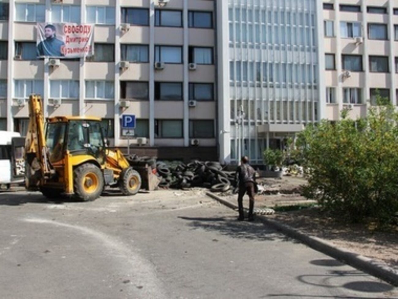В Мариуполь вошла военная техника, в городе разбирают баррикады сепаратистов. Фоторепортаж