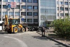 В Мариуполь вошла военная техника, в городе разбирают баррикады сепаратистов. Фоторепортаж