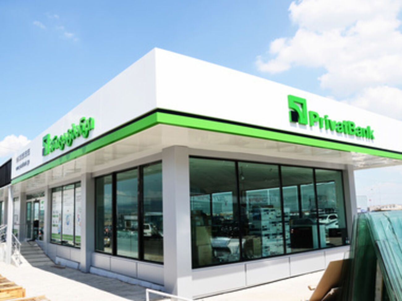 "ПриватБанк" снова работает в Донецке