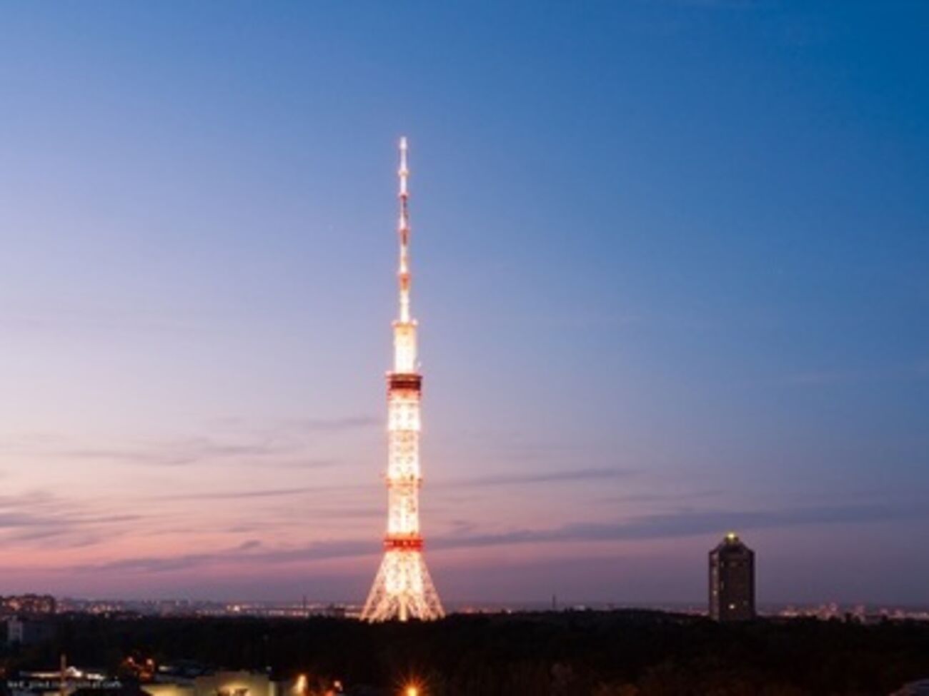 В преддверии дебатов у телевышки в Киеве выставили вооруженную охрану