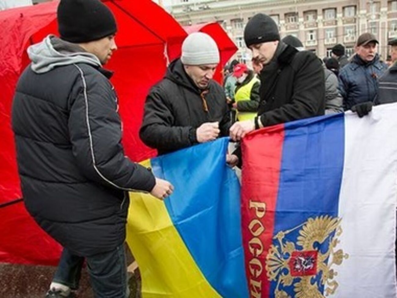 Над Мариупольским горсоветом поднимают то украинский, то российский флаг