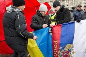 Над Мариупольским горсоветом поднимают то украинский, то российский флаг