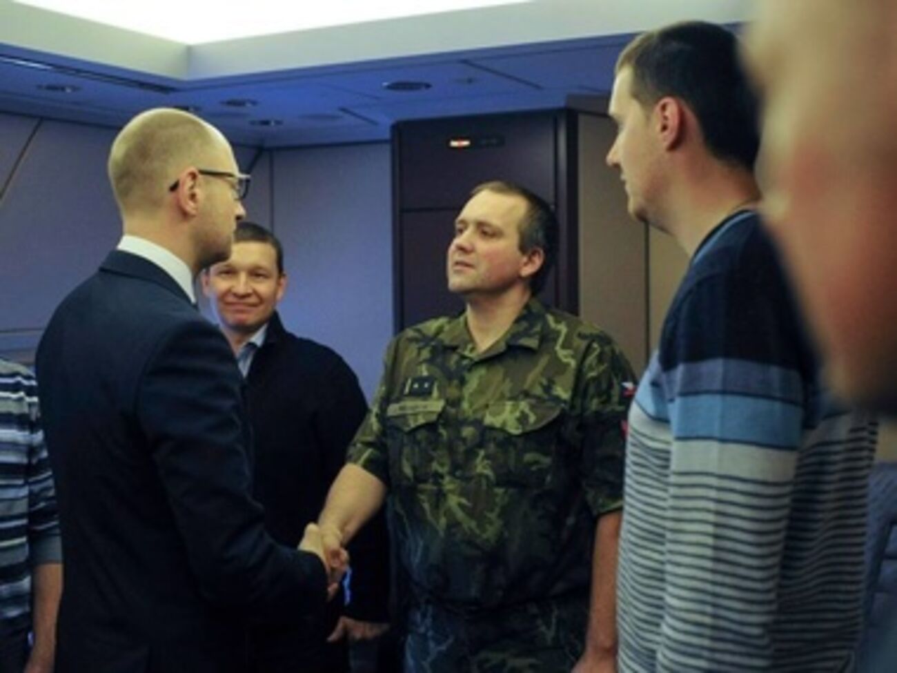 Арсений Яценюк поблагодарил бойцов за службу Украине