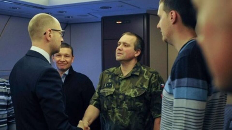 Арсений Яценюк поблагодарил бойцов за службу Украине