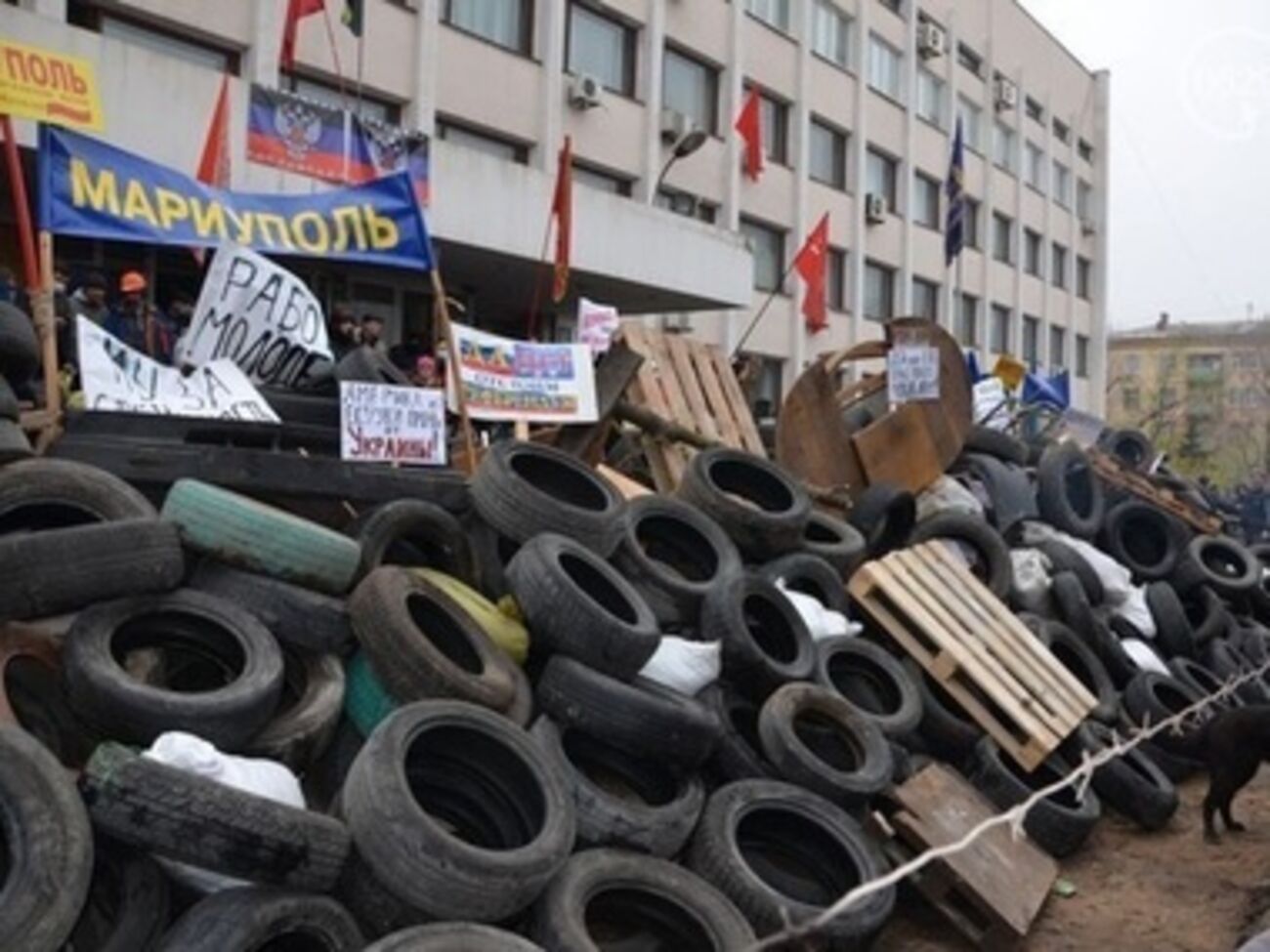 Возле горсовета митингуют около 1000 человек