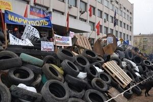 Возле горсовета митингуют около 1000 человек