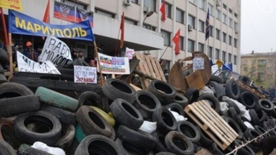 Возле горсовета митингуют около 1000 человек