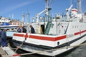 Один из кораблей, вышедших из крымских портов, --- санитарный катер “Сокаль”