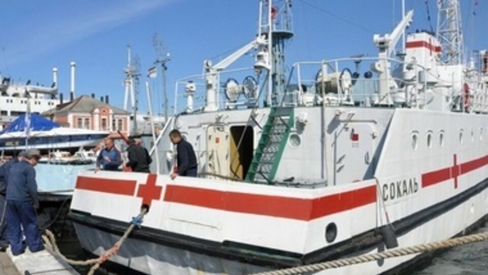 Один из кораблей, вышедших из крымских портов, --- санитарный катер “Сокаль”