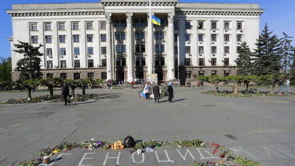 К Дому профсоюзов в Одессе несут цветы и проклятия действующей власти. Фоторепортаж