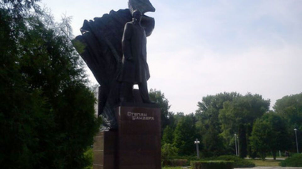 Памятник Степану Бандере в Тернополе