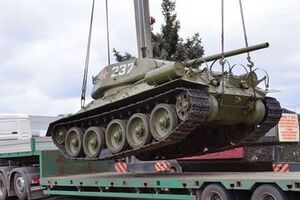 В Луганске сепаратисты пригнали к зданию СБУ танк. Фоторепортаж