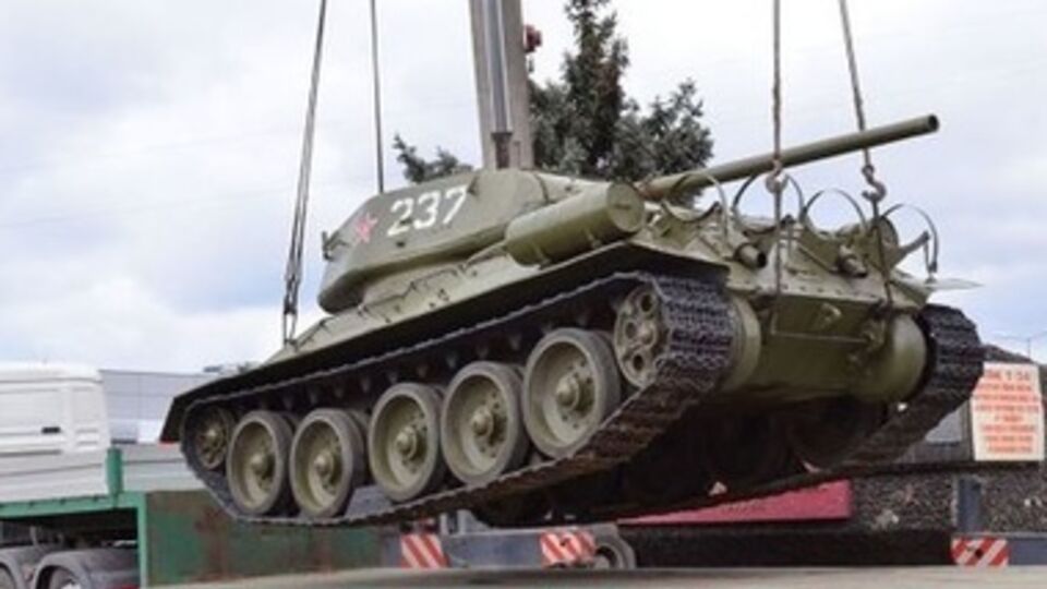 В Луганске сепаратисты пригнали к зданию СБУ танк. Фоторепортаж