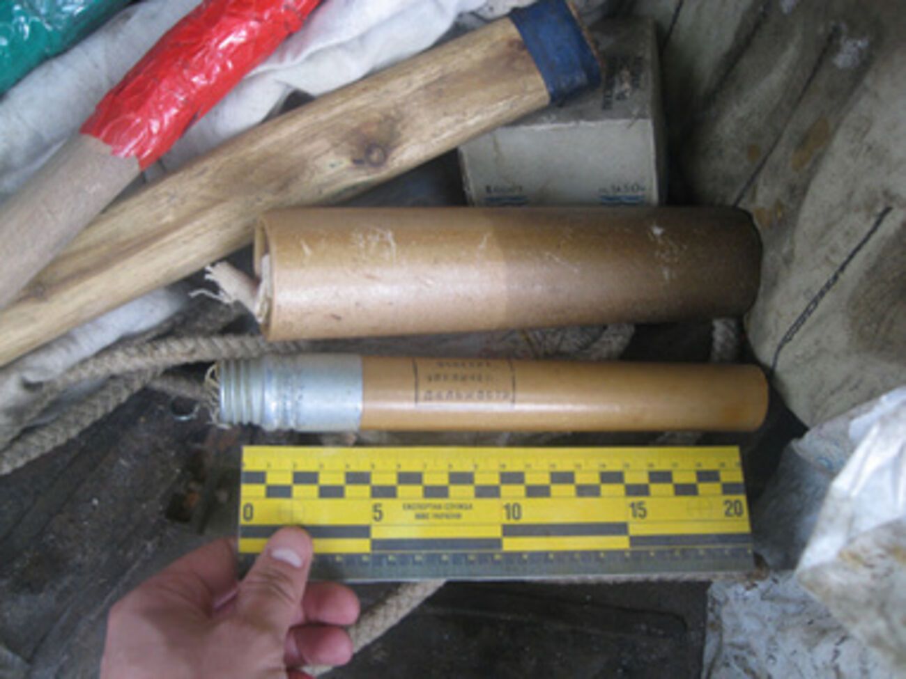 В машине обнаружили дымовые шашки, дубинки и российский флаг