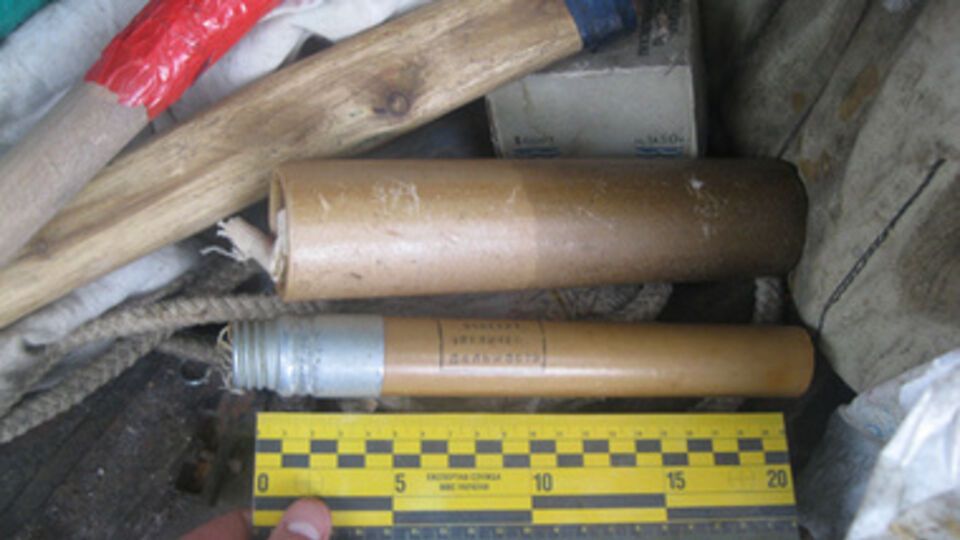 В машине обнаружили дымовые шашки, дубинки и российский флаг