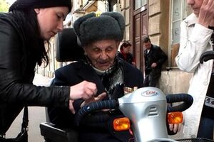 Одесскому ветерану-патриоту, ставшему знаменитым после участия в акции за единство Украины, подарили электрическую коляску. Видео