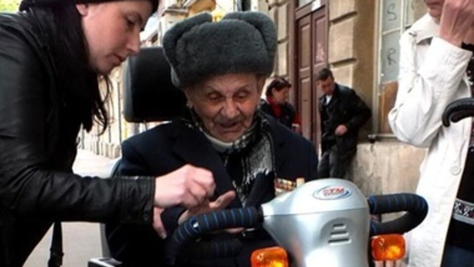 Одесскому ветерану-патриоту, ставшему знаменитым после участия в акции за единство Украины, подарили электрическую коляску. Видео