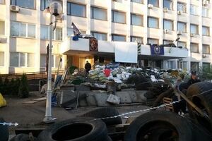 Баррикады возле горсовета в Мариуполе стали еще большими