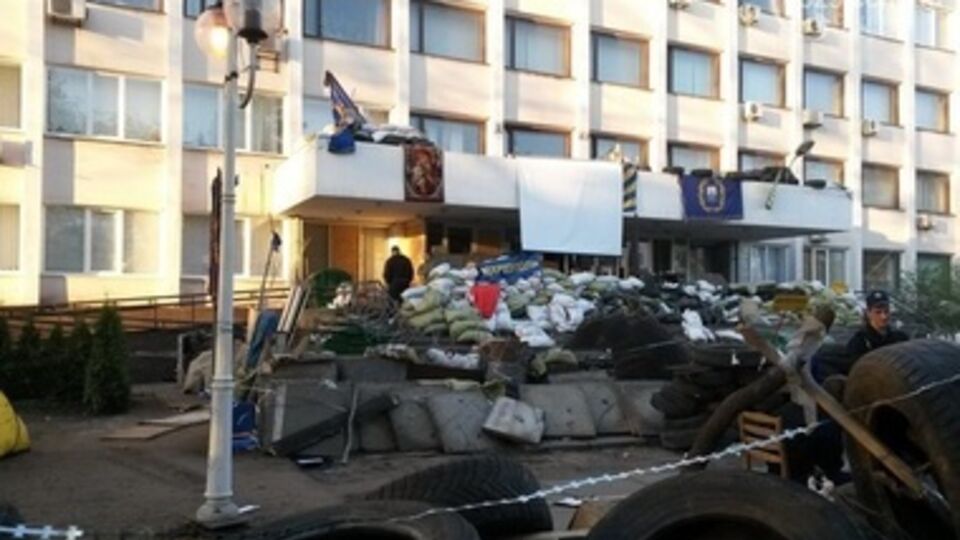 Баррикады возле горсовета в Мариуполе стали еще большими