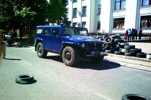 Жириновский прислал сепаратистам Луганска внедорожник с символикой ЛДПР