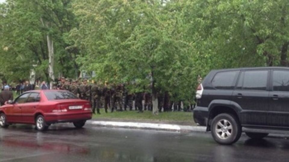 Милиция и Нацгвардия проводят спецоперацию у Мариупольского горсовета