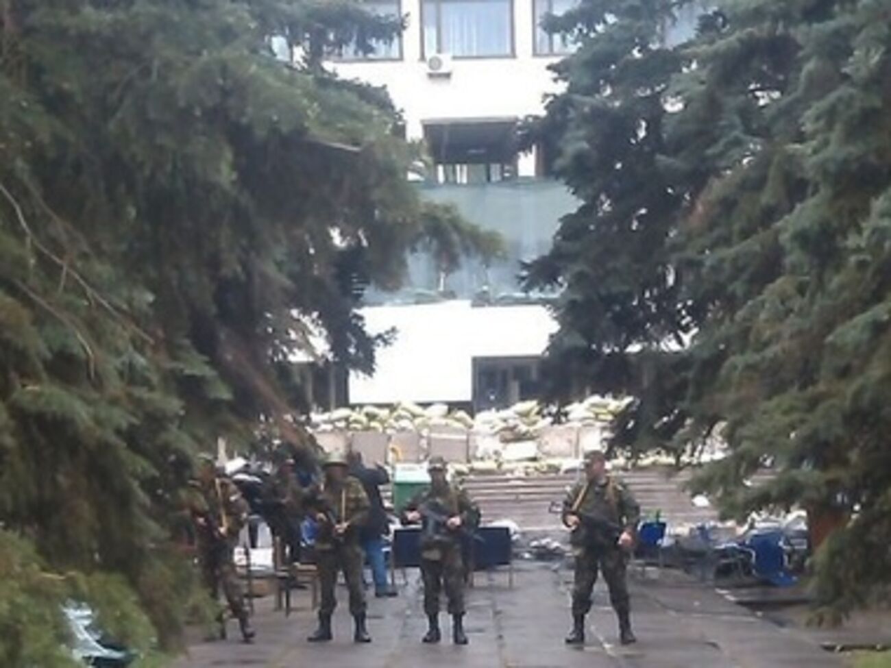 Здание Мариупольского горсовета окружили вооруженные силовики