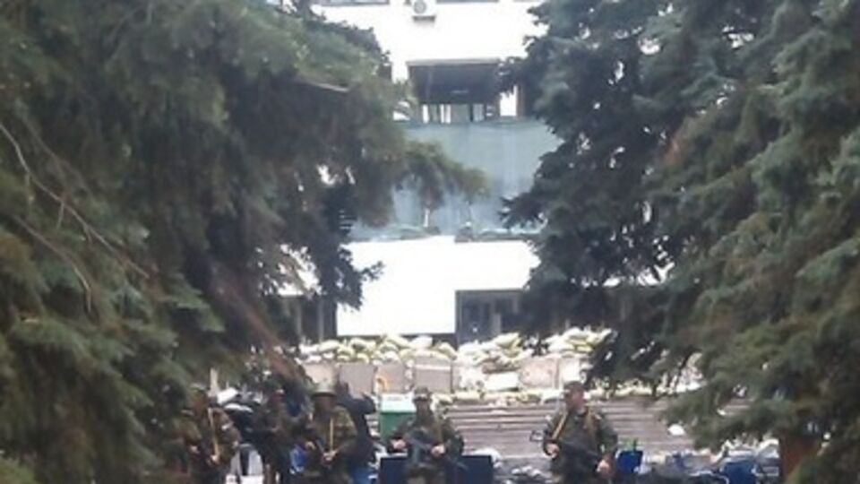 Здание Мариупольского горсовета окружили вооруженные силовики