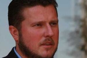 Премьер-министр Украины Арсений Яценюк во время возложения цветов к Вечному огню в Киеве