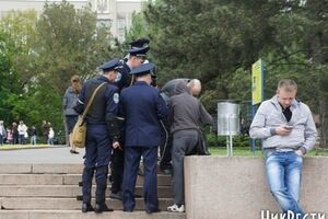 Правоохранители останавливают подозрительных митингующих