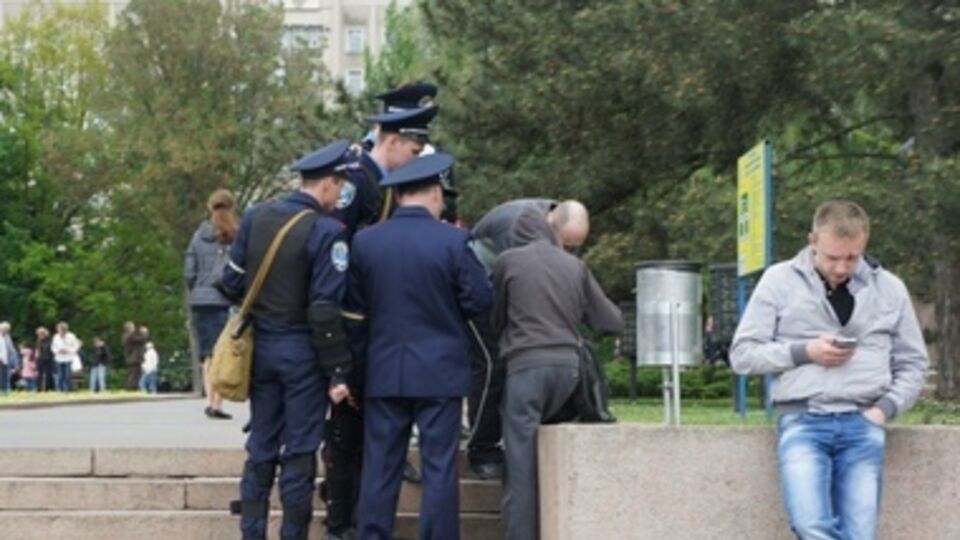 Правоохранители останавливают подозрительных митингующих