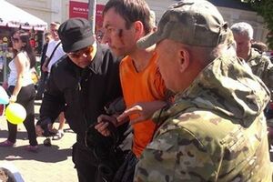 Из задержанного автомобиля мужчина попытался унести пачку сигарет
