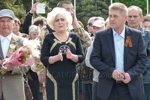 Сложившая с себя полномочия Штепа появилась рядом с "народным мэром" Вячеславом Пономаревым