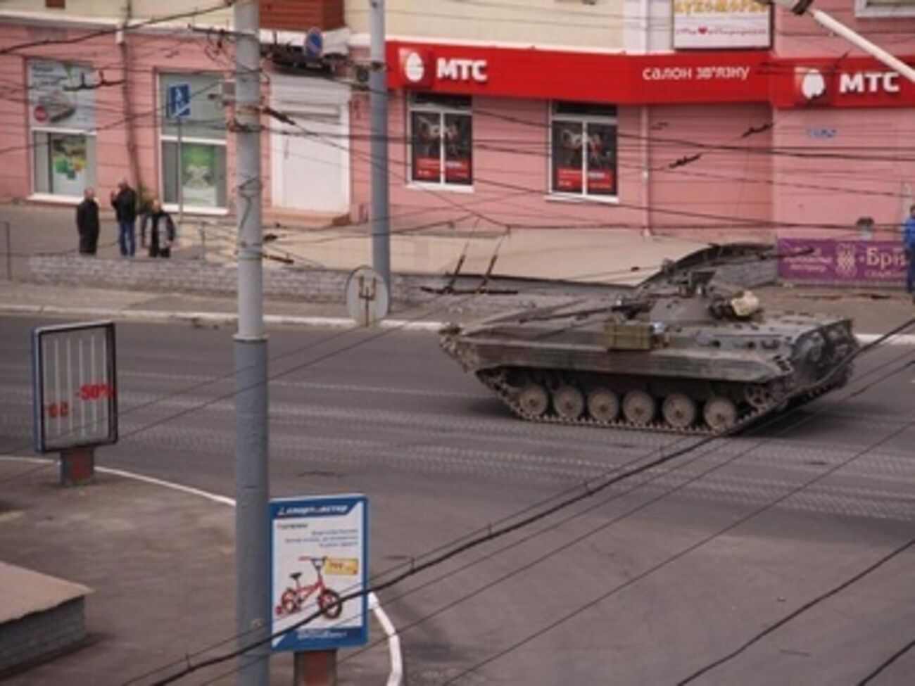 В Мариуполе возобновились столкновения, есть убитые и раненые. Фоторепортаж