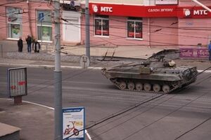 В Мариуполе возобновились столкновения, есть убитые и раненые. Фоторепортаж