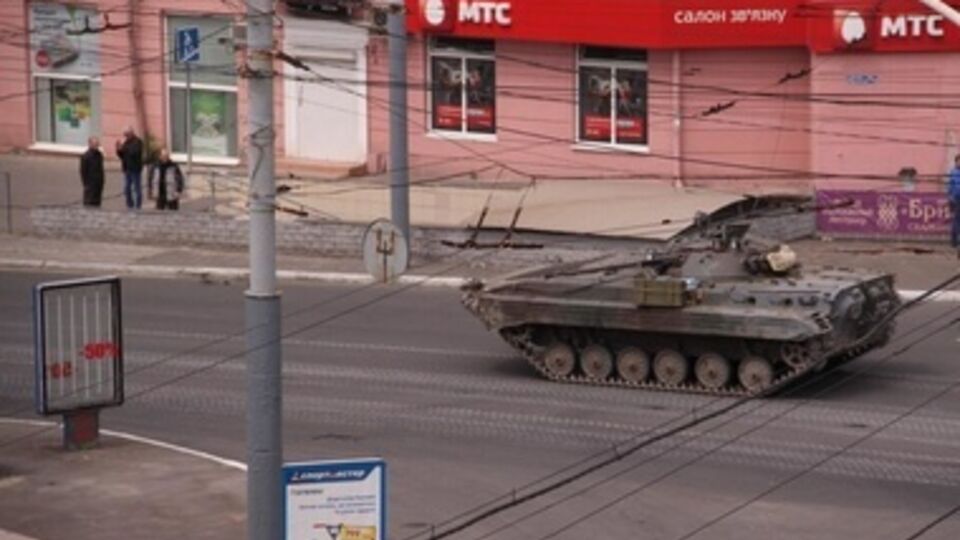 В Мариуполе возобновились столкновения, есть убитые и раненые. Фоторепортаж