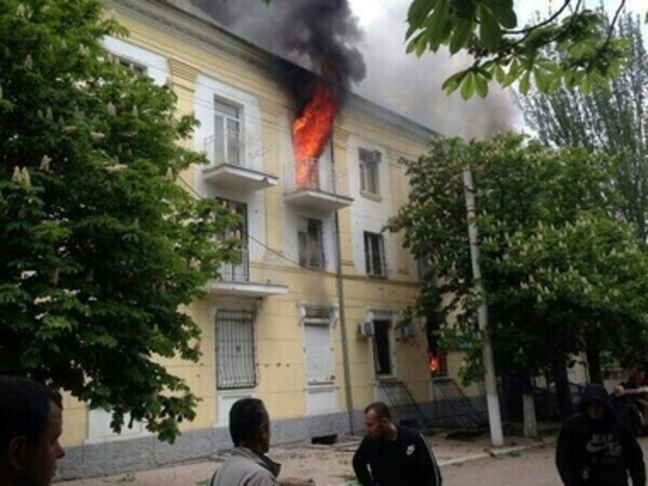 В Мариуполе горит здание УВД