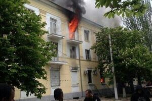 В Мариуполе горит здание УВД