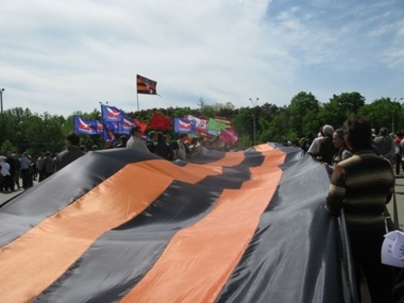 Участники акции надели&nbsp;оранжево-черные ленточки на одежду и скандировали "Спасибо деду за Победу!"