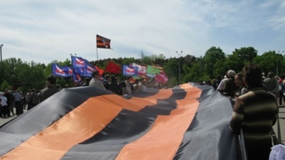 Участники акции надели оранжево-черные ленточки на одежду и скандировали "Спасибо деду за Победу!"